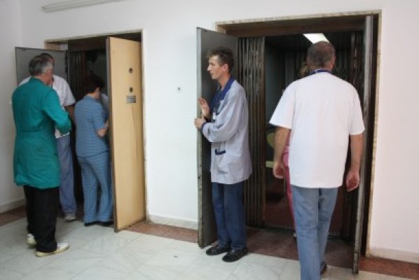 Spitalul Judeţean Constanţa renunţă la liftiere. 60 de persoane vor fi disponibilizate